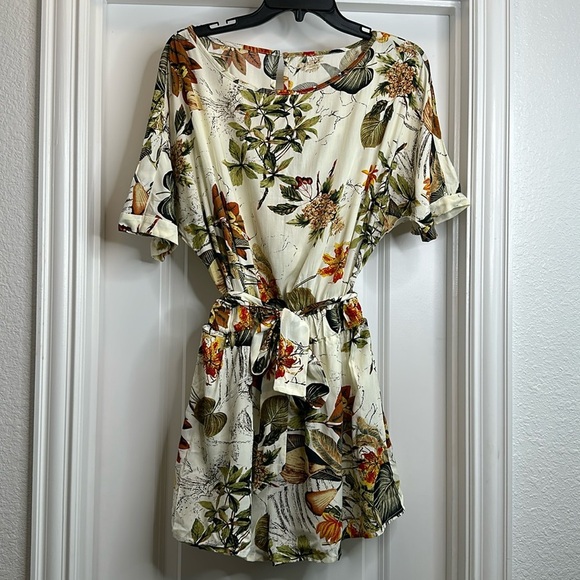 Cupshe tropical shorts romper size medium with open back! - Picture 2 of 5